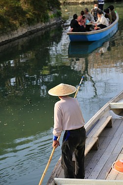 福岡県柳川の堀割（水路）。柳川の堀割は西暦1600年頃、柳川城築城のおり整備されました。私はまだこのどんこ舟（地元の人はそう呼んでいる）に乗ったことはなく、川沿いから写真を撮るばっかりで申し訳ない。冬にはこたつ舟もあるので一年中川下りを楽しめます。