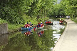 children at Llangollen Canal